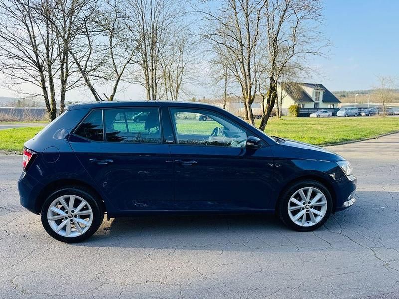 Gebraucht Skoda Fabia Joy 90 PS (66 kW) 2016 Blau Limousine