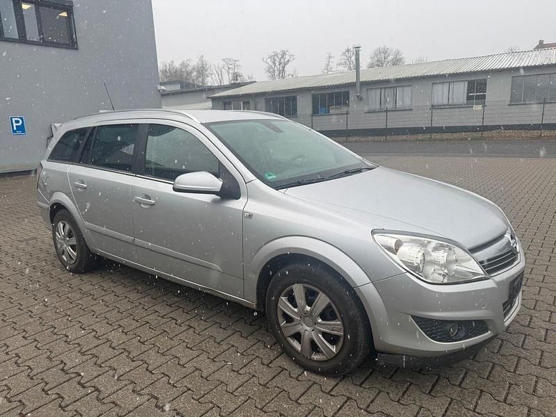 Gebraucht Opel Astra Edition 116 PS (85 kW) 2008 Silber Kombi