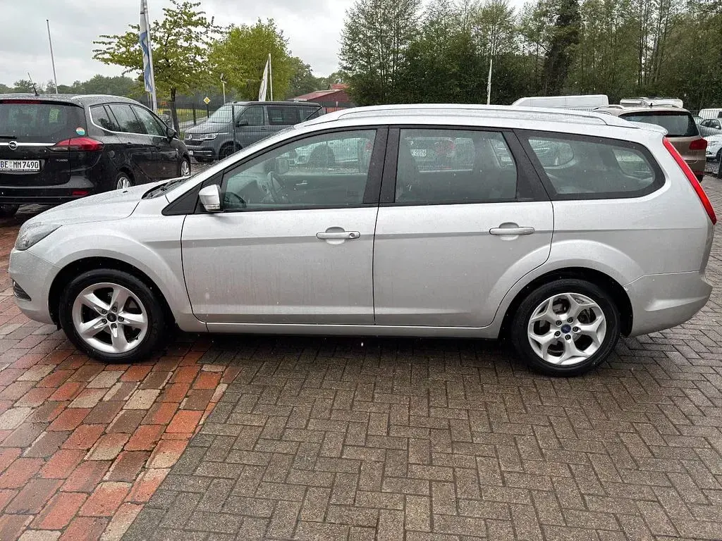 Gebraucht Ford Focus Style 109 PS (80 kW) 2010 Silber Limousine