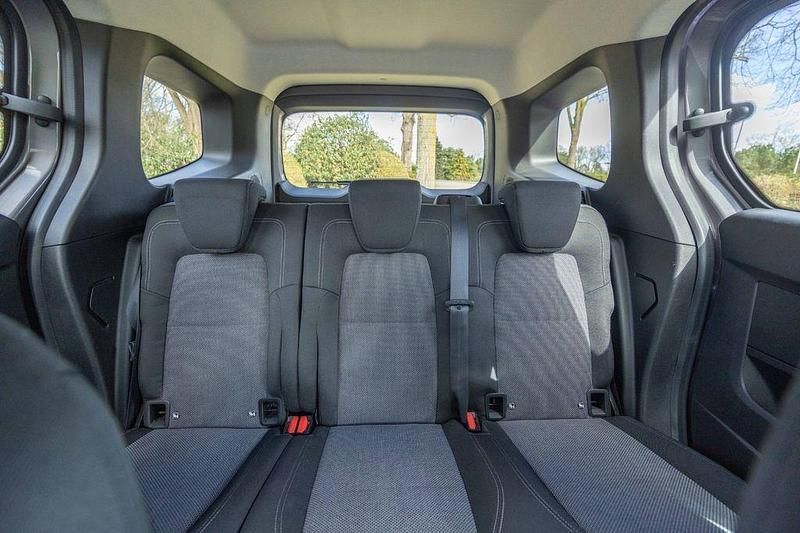 Gebraucht Mercedes 180 131 PS (96 kW) 2023 Grau Limousine