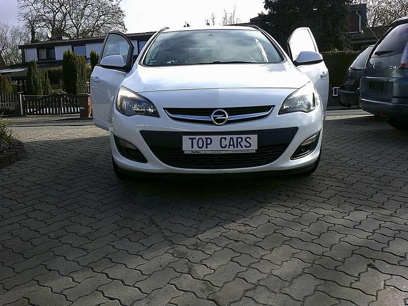 Gebraucht Opel Astra Selection 110 PS (80 kW) 2012 Schneeweiss/summitwhite/arctic Kombi
