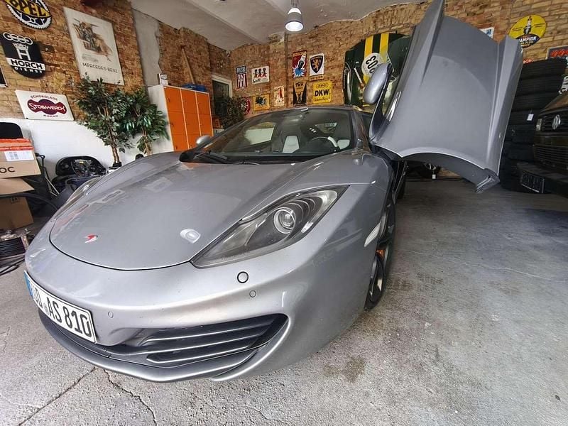 Silber Gebraucht 2013 McLaren MP4-12C Coupé | 119.999 € - Bild 1/4