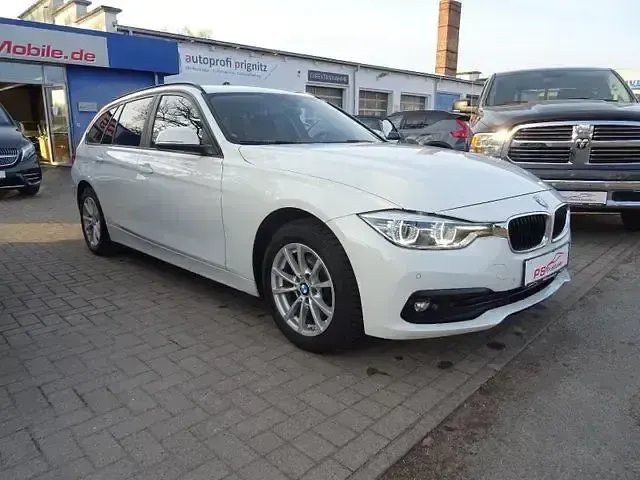 Używany BMW 320 Advantage 190 KM (139 kW) 2018 Biały Kombi