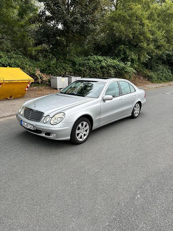 Silber Gebraucht 2002 Mercedes E220 Limousine | 1.200 € (Superpreis) - Bild 1/4