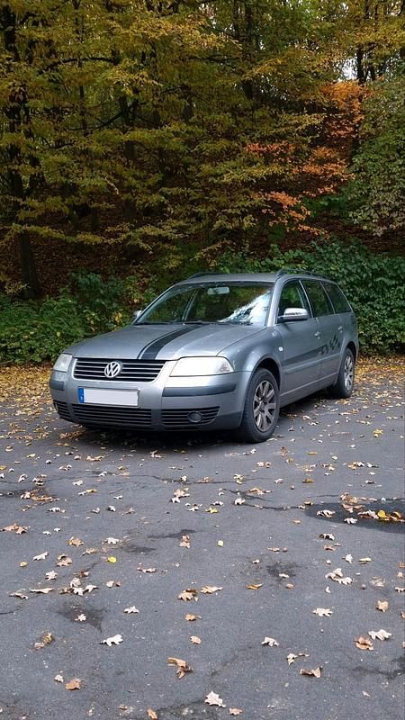 Grau Gebraucht 2002 VW Passat Kombi | 1.999 € (Guter Preis) - Bild 1/4