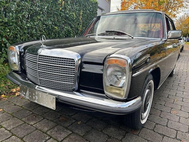 Schwarz Gebraucht 1974 Mercedes W115 Limousine | 19.999 € - Bild 1/4