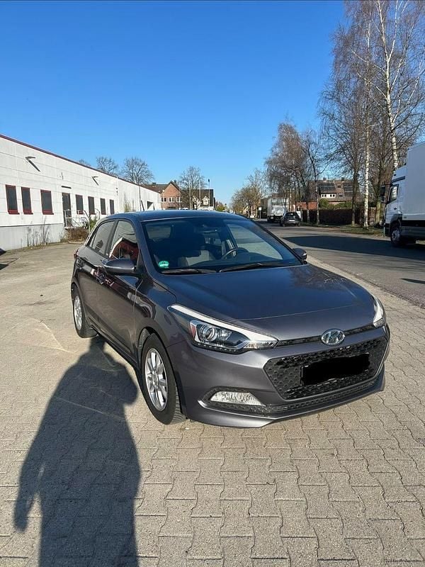 Gebraucht Hyundai i20 Passion 84 PS (61 kW) 2016 Grau Kleinwagen