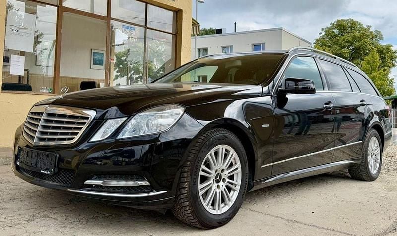 Schwarz Gebraucht 2011 Mercedes E200 Elegance Kombi | 8.500 € (Guter Preis) - Bild 1/4