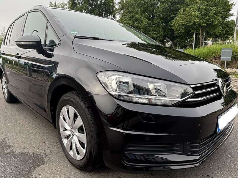 Schwarz Gebraucht 2020 VW Touran Trendline Van / Kleinbus | 22.498 € (Superpreis) - Bild 1/4