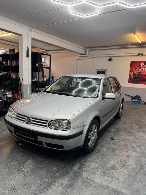 Silber Gebraucht 2002 VW Golf Limousine | 2.300 € (Etwas zu teuer) - Bild 1/4