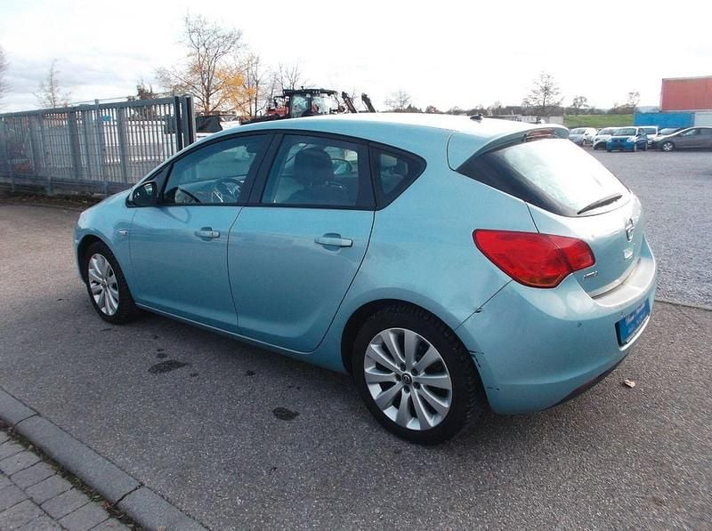 Gebraucht Opel Astra Edition 116 PS (85 kW) 2010 Blau Limousine