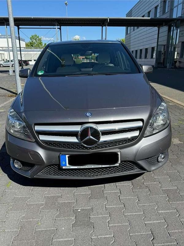 Silber Gebraucht 2014 Mercedes B180 Van / Kleinbus | 11.200 € (Fairer Preis) - Bild 1/4