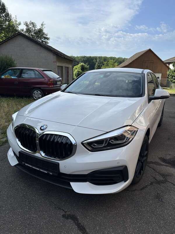 Weiß Gebraucht 2022 BMW 118 Advantage Kleinwagen | 20.400 € (Guter Preis) - Bild 1/4