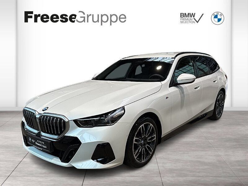 Weiß Gebraucht 2024 BMW 520 M Sport Kombi | 52.990 € - Bild 1/4