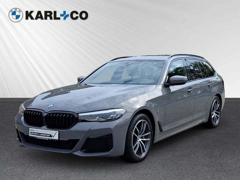Grau Gebraucht 2021 BMW 530e M Sport Kombi | 30.378 € - Bild 1/4