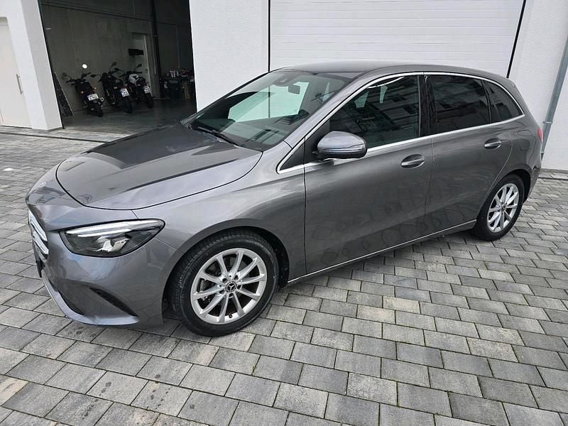 Grau Gebraucht 2019 Mercedes B200 Van / Kleinbus | 18.900 € (Superpreis) - Bild 1/4