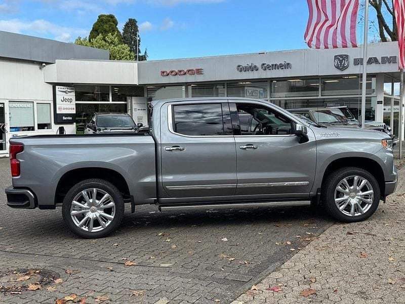 Neu Chevrolet Silverado 426 PS (313 kW) 2025 Grau SUV