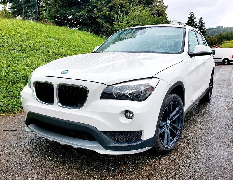 Weiß Gebraucht 2015 BMW X1 Sport Line SUV | 7.450 € - Bild 1/4