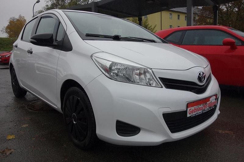 Gebraucht Toyota Yaris Cool 69 PS (50 kW) 2014 Weiß Limousine