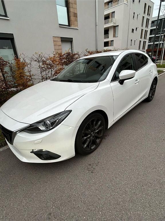 Weiß Gebraucht 2016 Mazda 3 Center-Line Limousine | 10.500 € (Guter Preis) - Bild 1/4