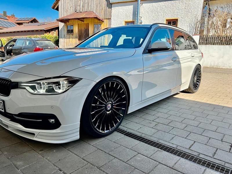Weiß Gebraucht 2018 BMW 330 Kombi | 29.999 € - Bild 1/1