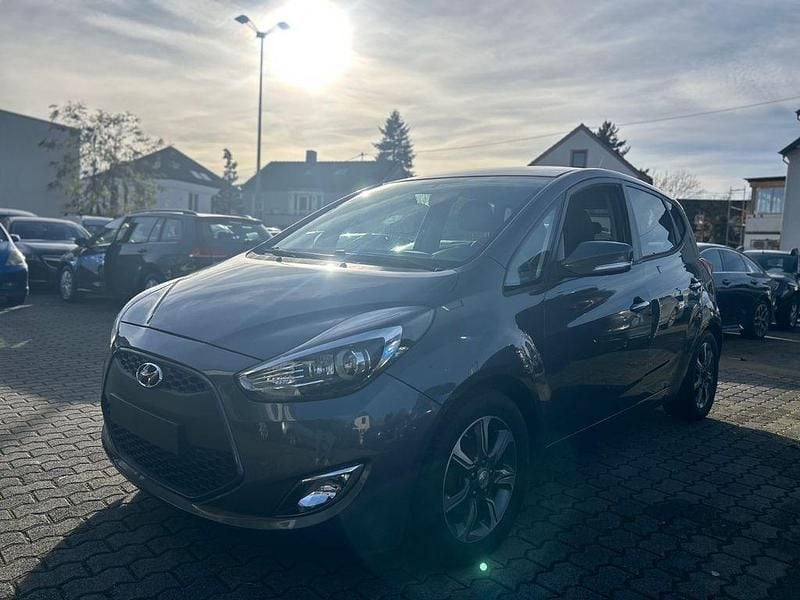 Grau Gebraucht 2018 Hyundai ix20 Space Kleinwagen | 9.950 € (Fairer Preis) - Bild 1/4