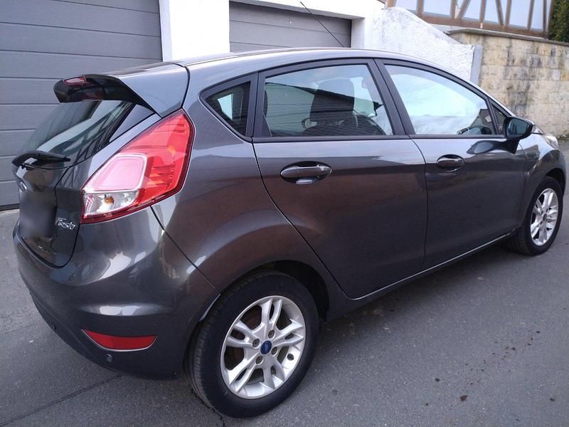 Gebraucht Ford Fiesta 101 PS (74 kW) 2015 Grau Kleinwagen