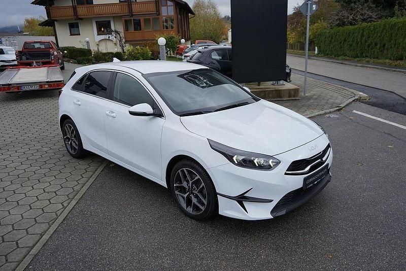 Gebraucht Kia Ceed Spirit 160 PS (117 kW) 2022 Weiß Kleinwagen