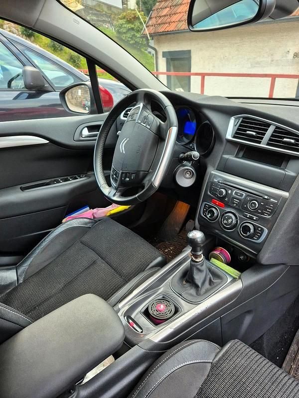 Gebraucht Citroën C4 117 PS (86 kW) 2012 Rot Kleinwagen