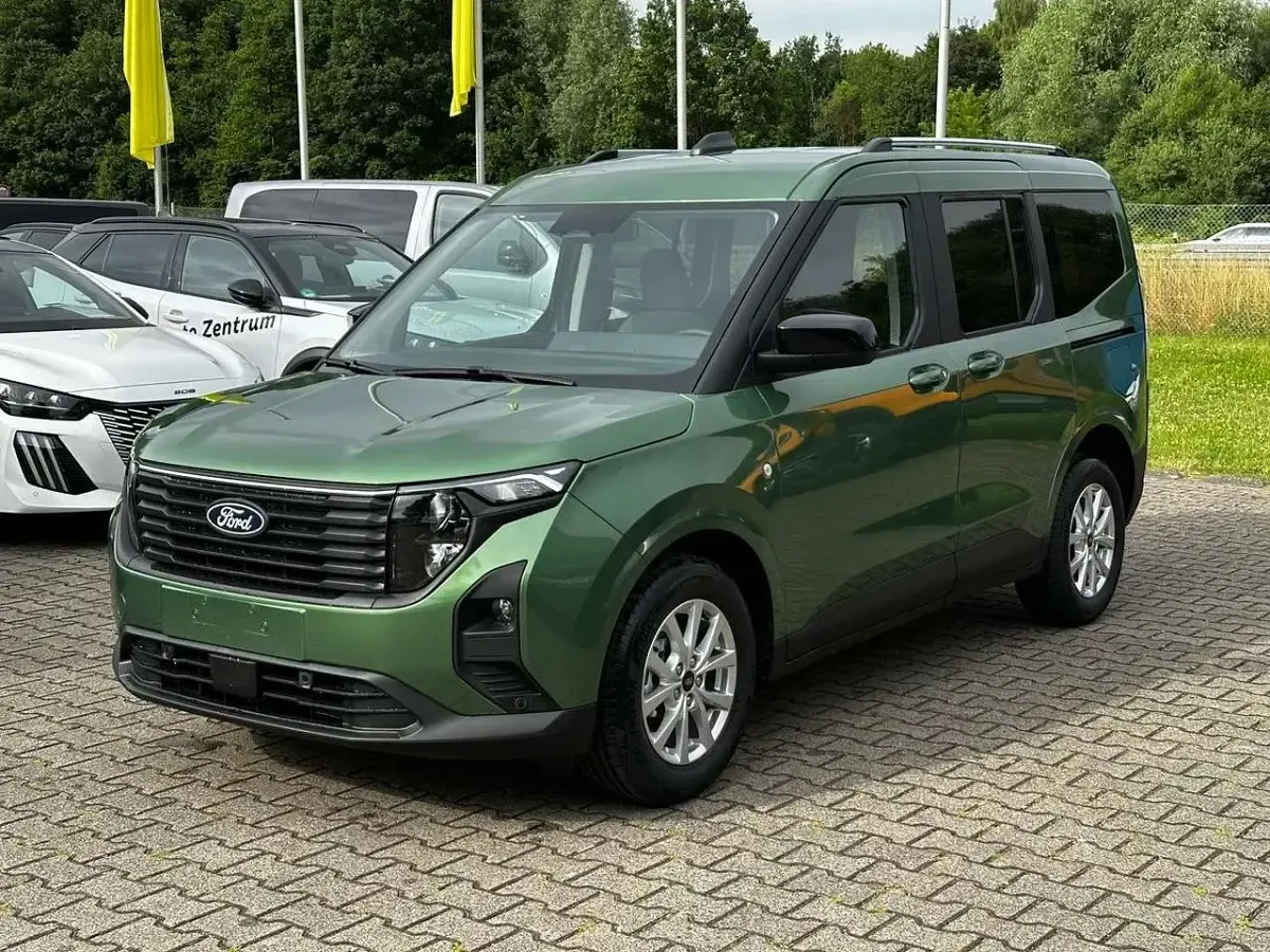 Neu Ford Tourneo Courier Titanium 125 PS (91 kW) 2026 Grün Van / Kleinbus