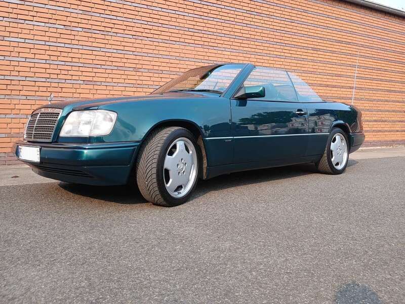 Grün Gebraucht 1997 Mercedes E220 Edition Cabrio | 32.000 € - Bild 1/4