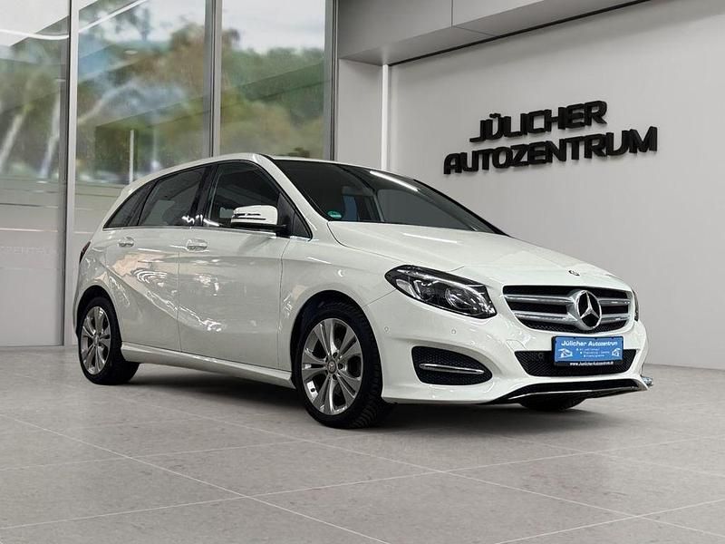 Weiß Gebraucht 2016 Mercedes B180 Van / Kleinbus | 15.990 € (Guter Preis) - Bild 1/4