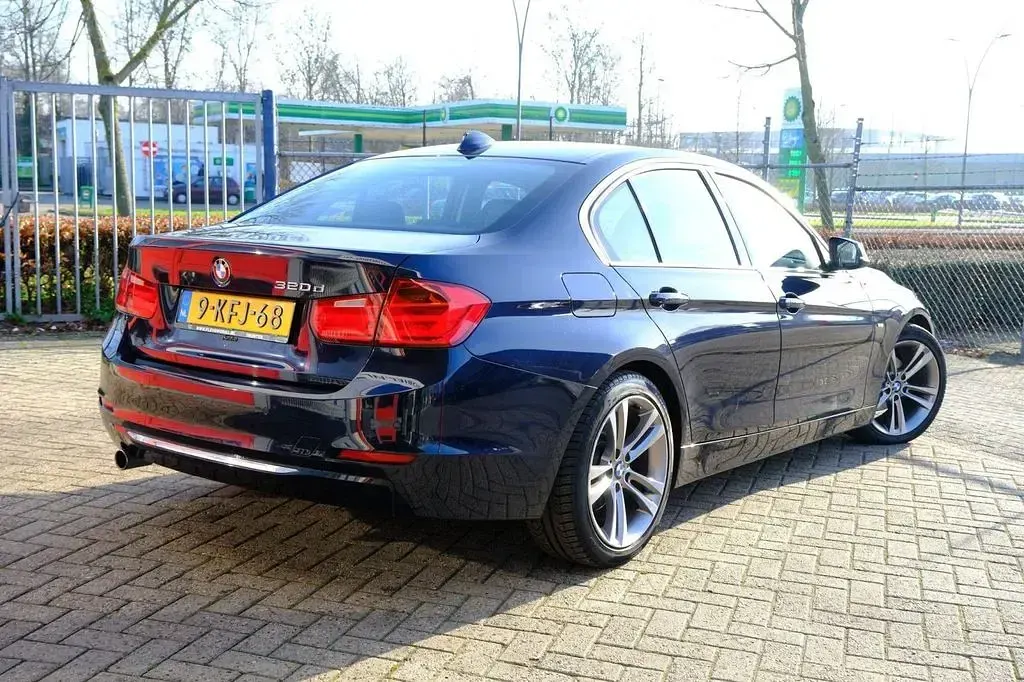 Gebraucht BMW 320 Executive 163 PS (119 kW) 2013 Blau Limousine