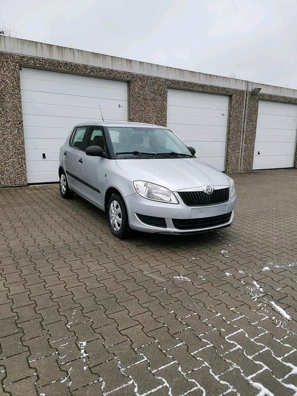 Silber Gebraucht 2010 Skoda Fabia Kleinwagen | 2.799 € (Fairer Preis) - Bild 1/4