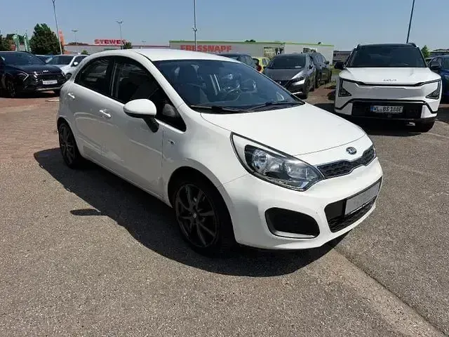Gebraucht Kia Rio Edition 7 86 PS (63 kW) 2012 Weiß Limousine