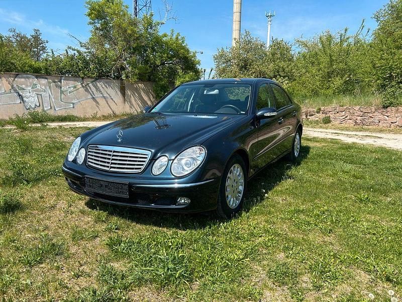 Blau Gebraucht 2005 Mercedes E200 Elegance Limousine | 9.250 € (Teuer) - Bild 1/4