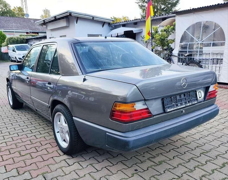 Gebraucht Mercedes 230 132 PS (97 kW) 1986 Grau Limousine