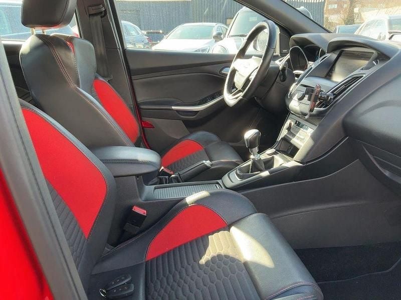 Second-hand Ford Focus ST 250 CP (183 kW) 2016 Roșu Berlinǎ