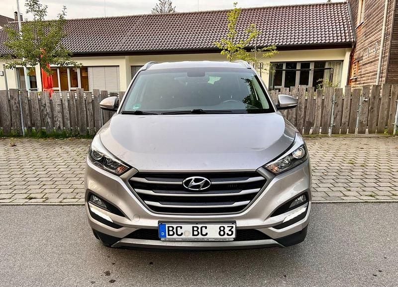 Grau Gebraucht 2017 Hyundai Tucson SUV | 9.799 € (Superpreis) - Bild 1/4