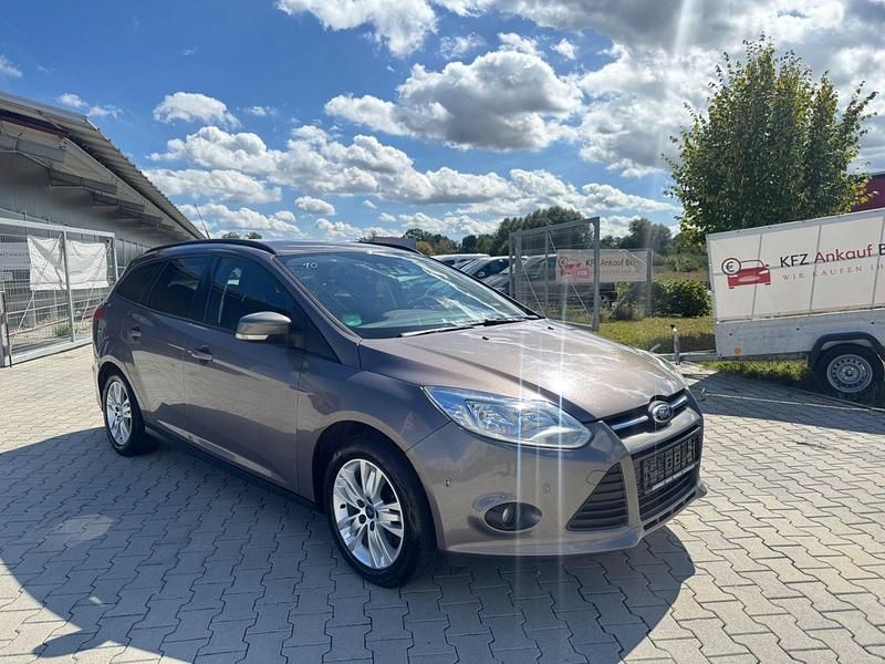 Braun Gebraucht 2011 Ford Focus Trend Kombi | 3.699 € (Superpreis) - Bild 1/4