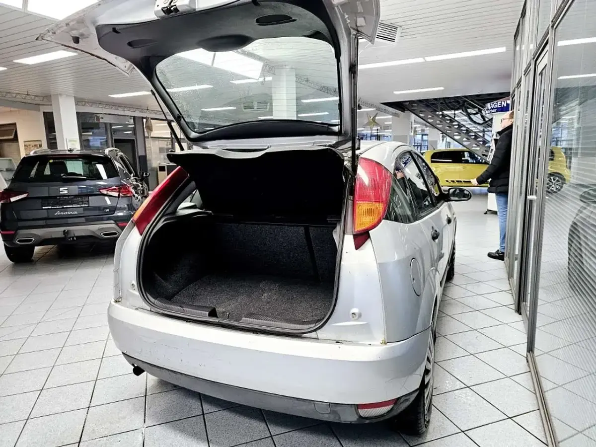 Gebraucht Ford Focus 101 PS (74 kW) 2000 Silbermet. Limousine