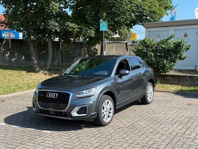 Grau Gebraucht 2017 Audi Q2 Design SUV | 22.400 € (Etwas zu teuer) - Bild 1/4