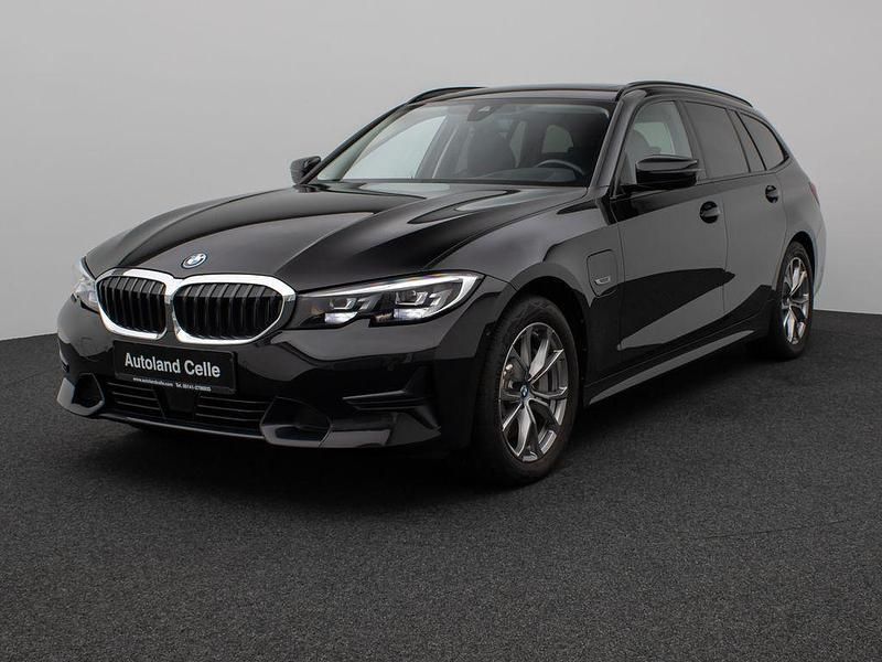 Schwarz 2668 Gebraucht 2022 BMW 330e Sport Line Kombi | 31.499 € (Fairer Preis) - Bild 1/4