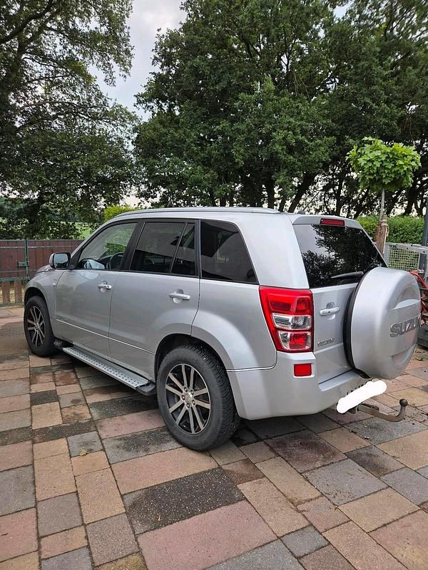 Silber Gebraucht 2008 Suzuki Grand Vitara SUV | 6.900 € (Teuer) - Bild 1/4