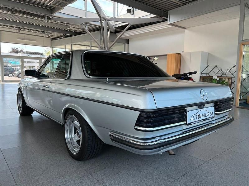 Gebraucht Mercedes 230 136 PS (100 kW) 1983 Silber Coupé