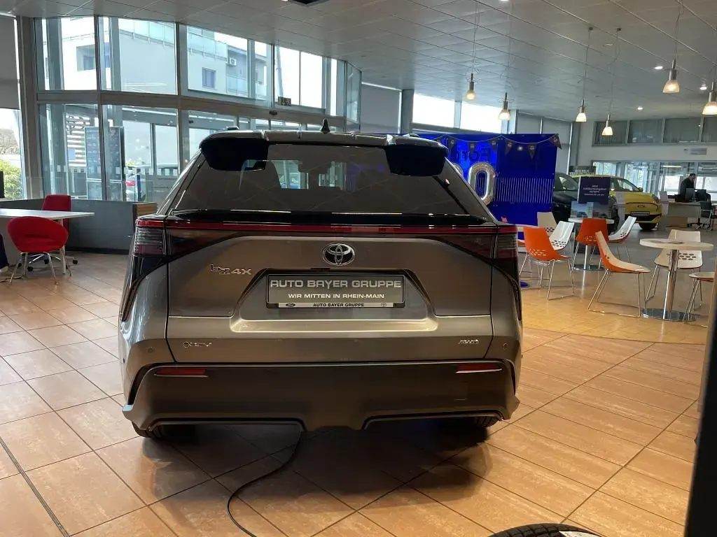 Neu Toyota bZ4X Lounge 252 kW (343 PS) 2026 Silber SUV