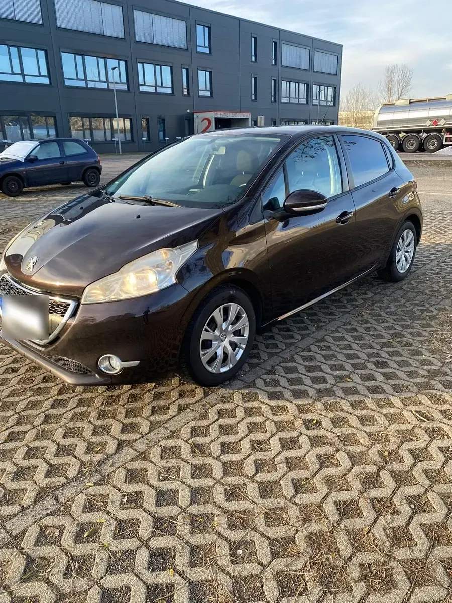 Gebraucht Peugeot 208 Active 95 PS (69 kW) 2012 Braun Kleinwagen