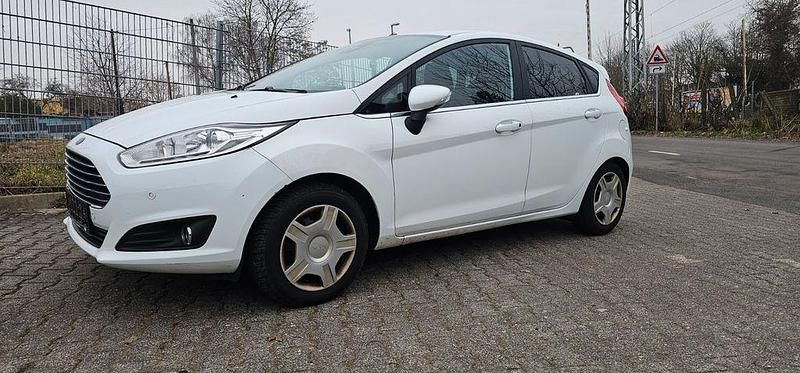 Weiß Gebraucht 2015 Ford Fiesta Titanium Limousine | 4.000 € (Fairer Preis) - Bild 1/4