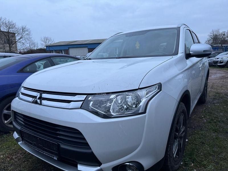 Gebraucht Mitsubishi Outlander Diamant Edition 150 PS (110 kW) 2015 Perlmuttweiss (p) SUV
