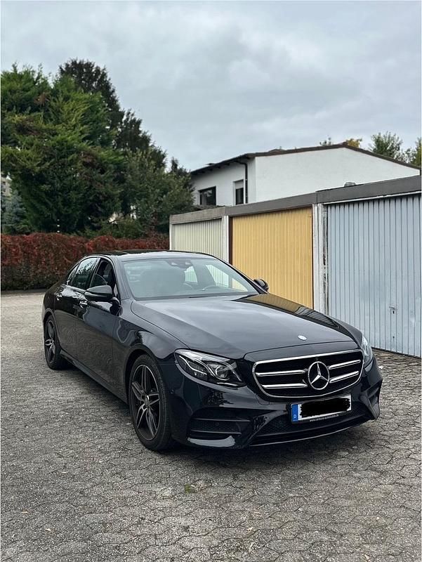 Schwarz Gebraucht 2016 Mercedes E350 AMG Limousine | 29.900 € (Etwas zu teuer) - Bild 1/4